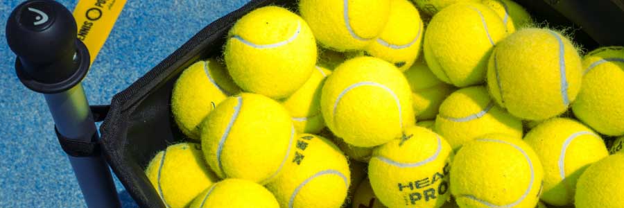 Tennisbälle in einem Behälter